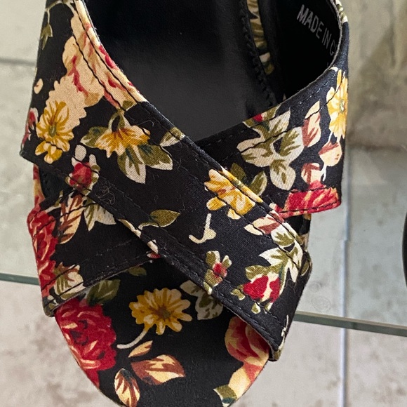 Beautiful Forever 21 Floral Wedges - Picture 6 of 13